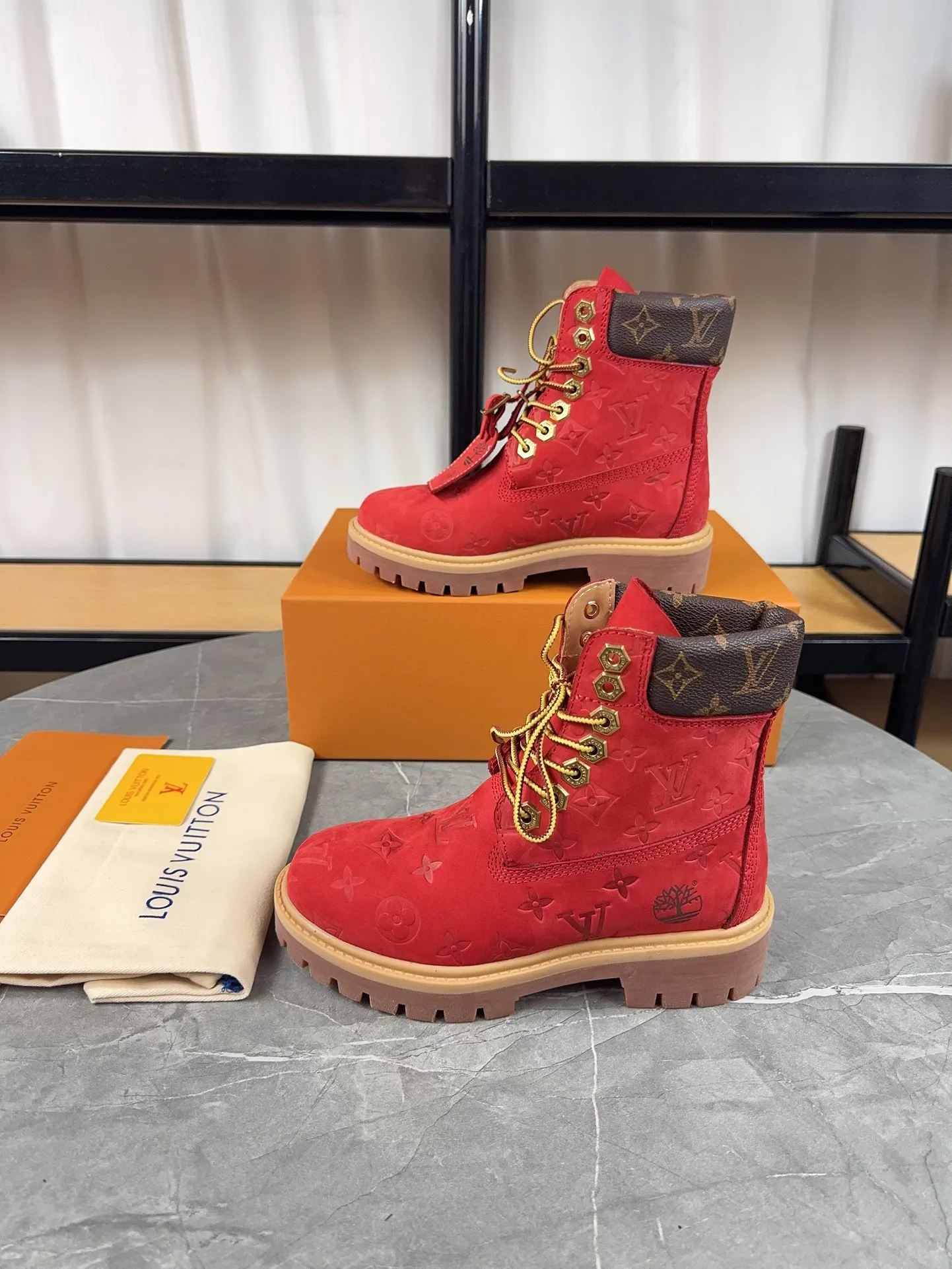 Couple model 💰700 ❤️Top version: Couple model LV x Timberland Timberland joint model Presbyopia Embossed Rhubarb boots Ankle boots Short boots LV x Timberland ankle boots are made of Monogram embossed waterproof nubuck cow leather, relying on the brand's exquisite craftsmanship to carefully reshape the classic Timberland 6-inch boot shape in Italy, and make an eye-catching appearance in 2024 created by Pharrell Williams with American workwear style Autumn and winter menswear show. Monogram embossed tongue, original Timberland laces and outsole are exquisite details, and the leather label expresses the cooperation logo. Exquisite packaging at the delivery counter🛍📦 ▪️Material: Original customized imported first-layer cowhide ▪️Inner lining: Original customized leather lining/mesh lining ▪️Outsole: Original molded anti-slip rubber material ▪️Sole thickness: 3.5CM ▪️Size: Women's 35-40 Men's 39-46